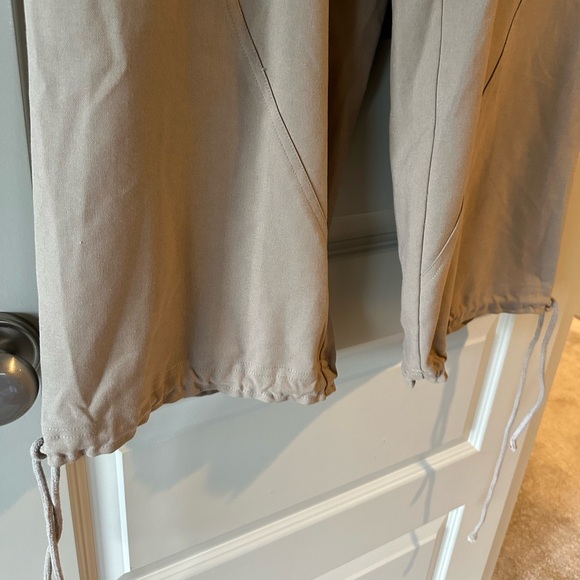 REVOLVE Line & Dot Twill Tan Cargo Pants - Picture 5 of 9